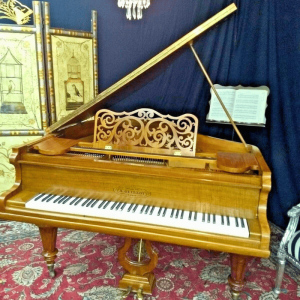 Beautiful art case 5′ grand piano