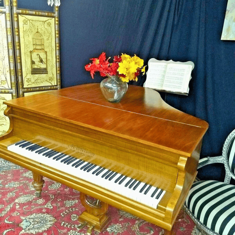 Beautiful art case 5′ grand piano
