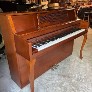 Yamaha M305 Upright Piano – Classic Style